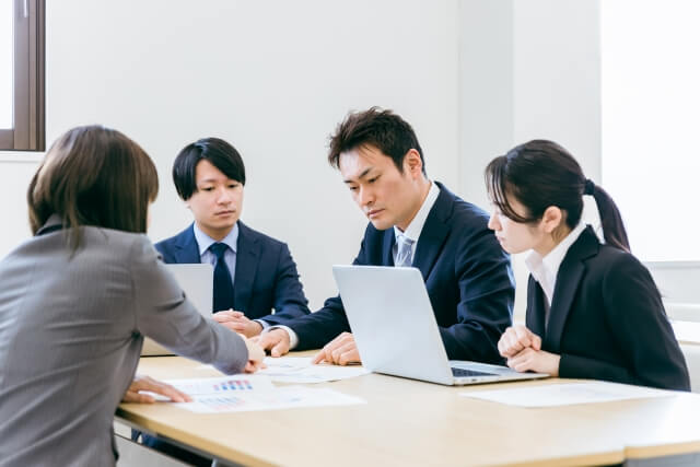 会議で話し合うビジネスマンたち