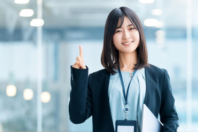 提案を指差すビジネスウーマン