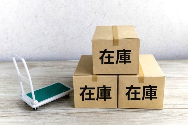 倉庫の箱と小型フォークリフト