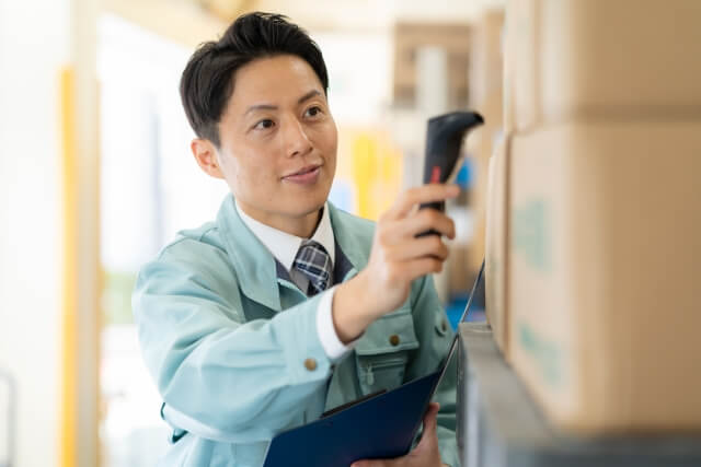 倉庫で商品を確認する管理者